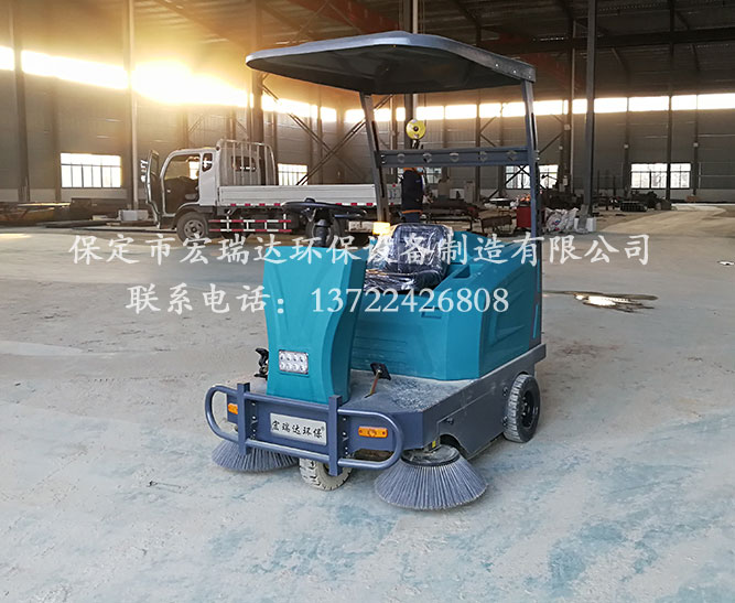 宏瑞達(dá)1550電動掃地車在河南許昌鑄造廠上崗 宏瑞達(dá)1550電動掃地車在河南許昌鑄造廠上崗