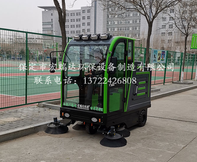 廊坊固安高級中學(xué)使用保定宏瑞達(dá)2150駕駛式掃地車案例 廊坊固安高級中學(xué)使用保定宏瑞達(dá)2150駕駛式掃地車案例