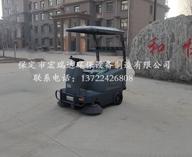 保定宏瑞達1550駕駛式掃地車在河南焦作小區上崗