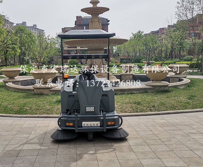 河南商丘小區使用保定宏瑞達電動掃地車進行小區路面清潔工作