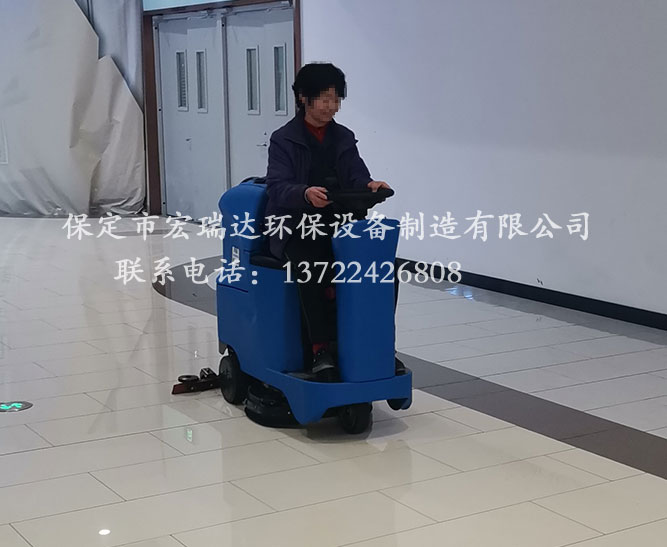 陜西漢中購物廣場使用保定宏瑞達駕駛式洗地機案例