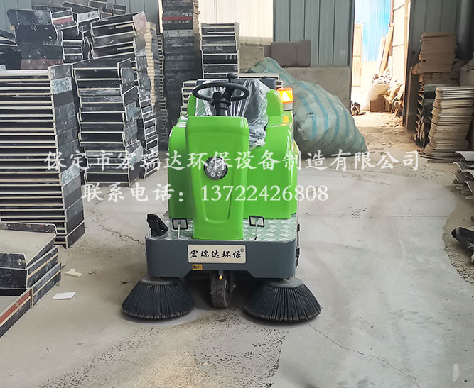 保定宏瑞達駕駛式清掃車在河南鄭州模具廠上崗