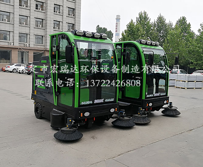 保定宏瑞達(dá)駕駛式掃地車在江蘇宿遷科技園上崗