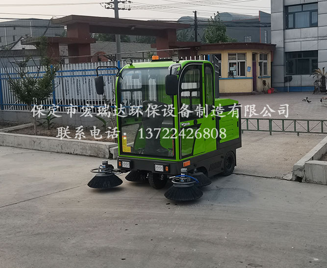 山東淄博水泥廠使用保定宏瑞達(dá)全封閉掃地車進(jìn)行廠區(qū)清潔