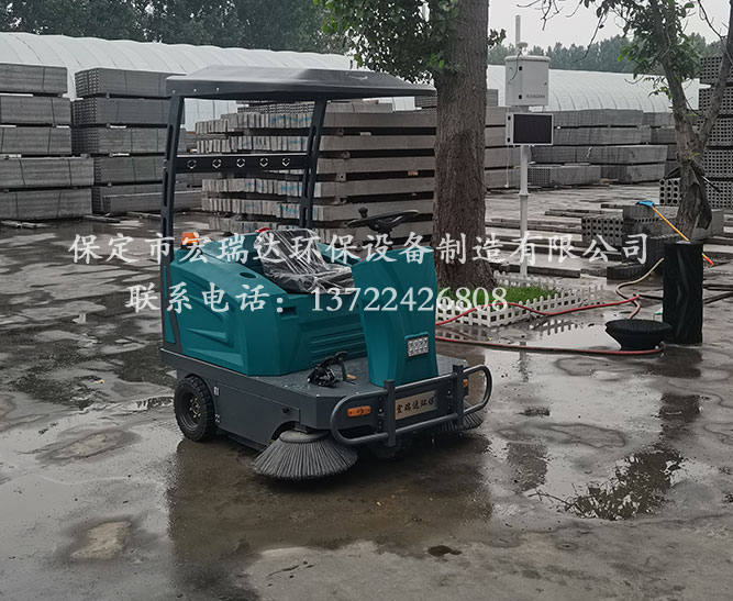 保定宏瑞達(dá)駕駛式清掃車在唐山水泥制品廠上崗