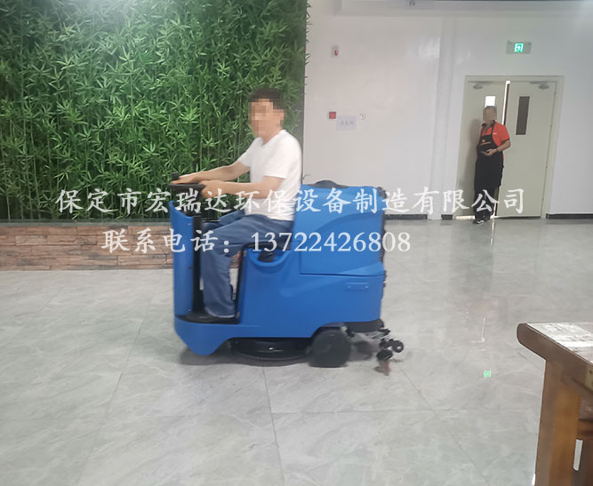 宏瑞達(dá)洗地機(jī)在承德大學(xué)城上崗