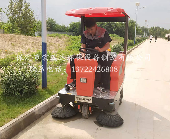 宏瑞達(dá)駕駛式掃地車在河南洛陽(yáng)公園上崗